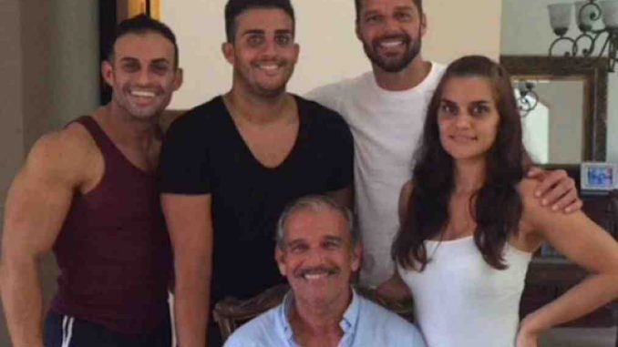Ricky Martin con su padre y hermanos