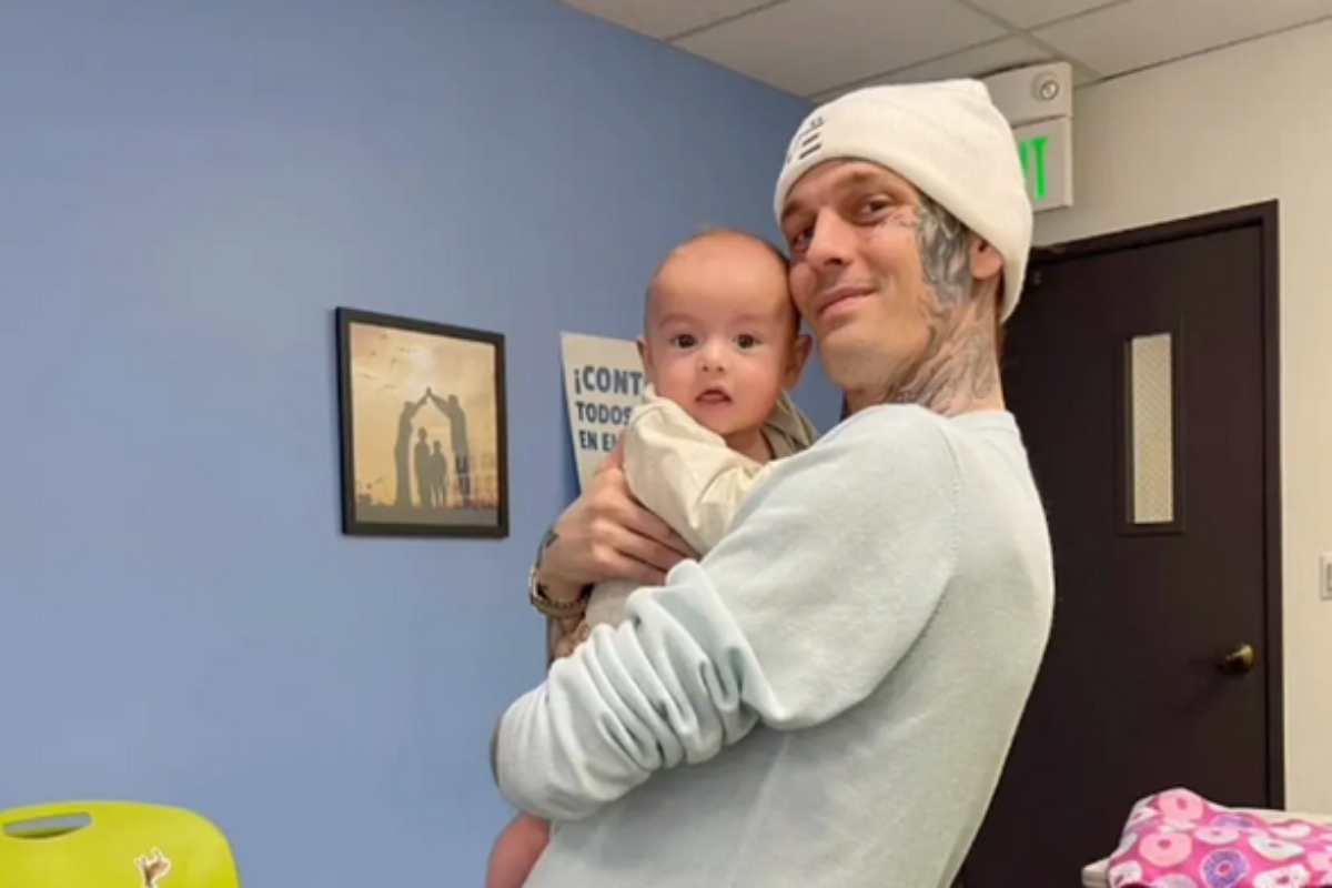 Aaron Carter con su hijo